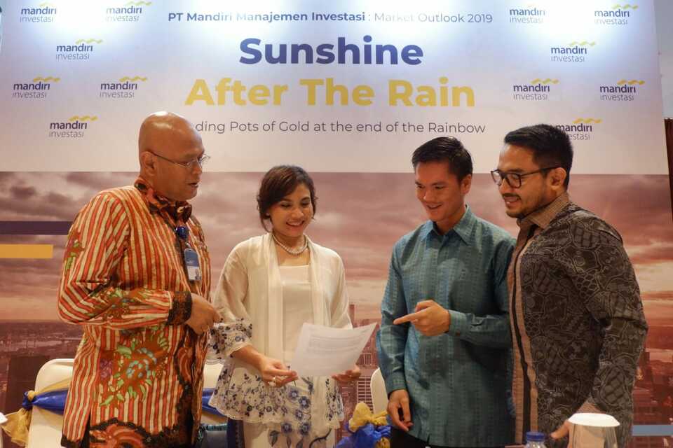 Endang Astharanti, a director at Mandiri Investasi, second from left, speaking to colleagues after a Market Outlook discussion in Jakarta on Wednesday. (Photo courtesy of Mandiri Manajemen Investasi)