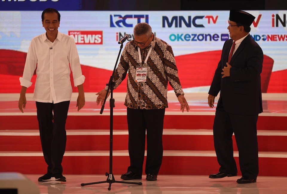 President Joko 'Jokowi' Widodo, left, and Prabowo Subianto, right, traded blows on land reform policies during the second presidential debate on Sunday evening. (Antara Photo/Akbar Nugroho Gumay)