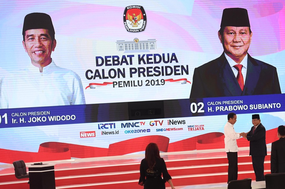President Joko Widodo and his challenger Prabowo Subianto shook hands during the second live election debate at the Sultan Hotel in Jakarta on Sunday. (Antara Photo/Akbar Nugroho Gumay)