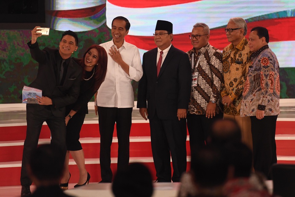 Presidential candidate Joko 'Jokowi' Widodo, third from left, and his challenger, Prabowo Subianto, fourth from right, posing for a selfie with moderators after the second live debate at the Sultan Hotel in Jakarta on Sunday evening. (Antara Photo/Akbar Nugroho Gumay)