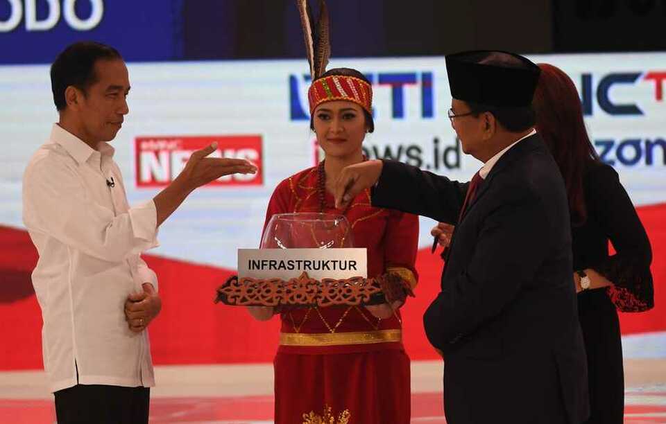 President Joko Widodo and his challenger in April's election, Prabowo Subianto, drew questions for their presidential debate on Sunday (17/02). (Antara Photo/Akbar Nugroho Gumay) 