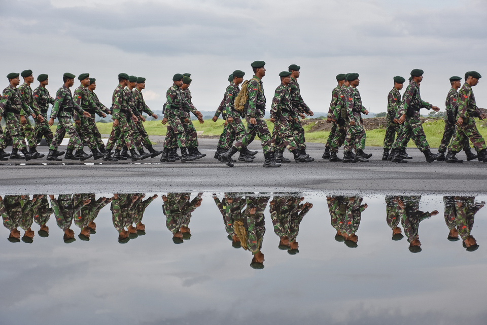 Today, there are 500 mid-ranking and 150 high-ranking officers in the Indonesian military with no units to command, a situation that has stunted their careers and their pay grades.
(Antara Photo/Ahmad Subaidi)