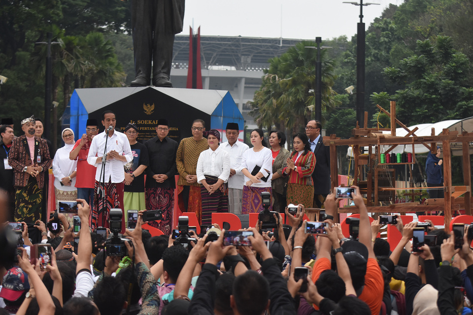 President Joko Widodo sang praises for the sarong at the Indonesian Sarong Festival in Jakarta on Sunday (03/03). (Antara Photo/Indrianto Eko Suwarso)