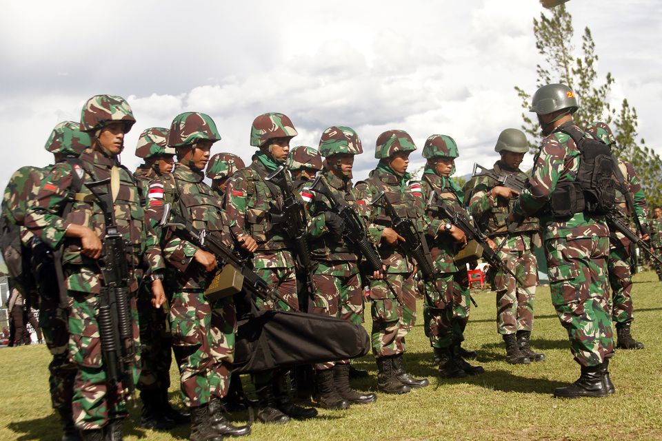 File photo: Indonesian Army soldiers hold a prayer before boarding a helicopter for security operations in Papua on Dec. 5, 2018. The team was deployed after an armed group ambushed and killed 31 construction workers in Nduga, Papua. (Antara Photo /Iwan Adisaputra)