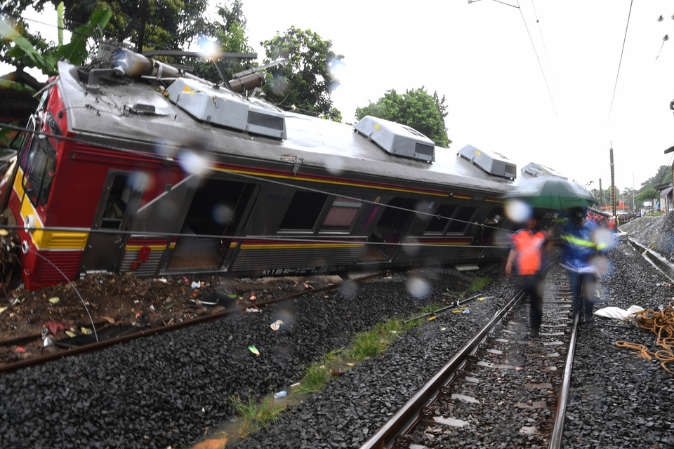 The Commuter Line 1722 train fell off the track in Kebon Pedes near Bogor on Sunday (10/03). (Antara Photo)