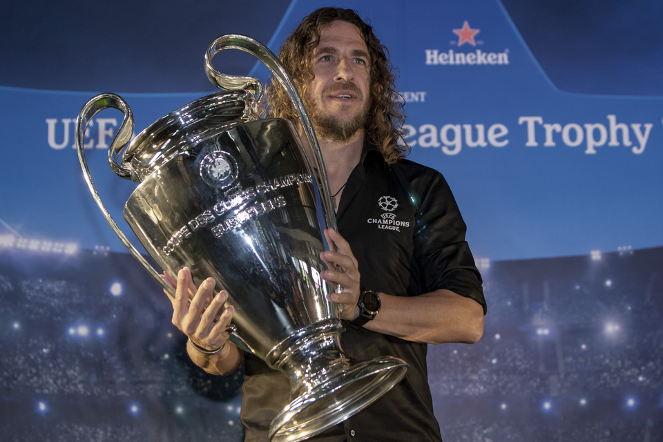 Carles Puyol with the UEFA Champions League trophy at Beer Hall, Central Jakarta, on Monday (11/03). (JG Photo/Yudha Baskoro)