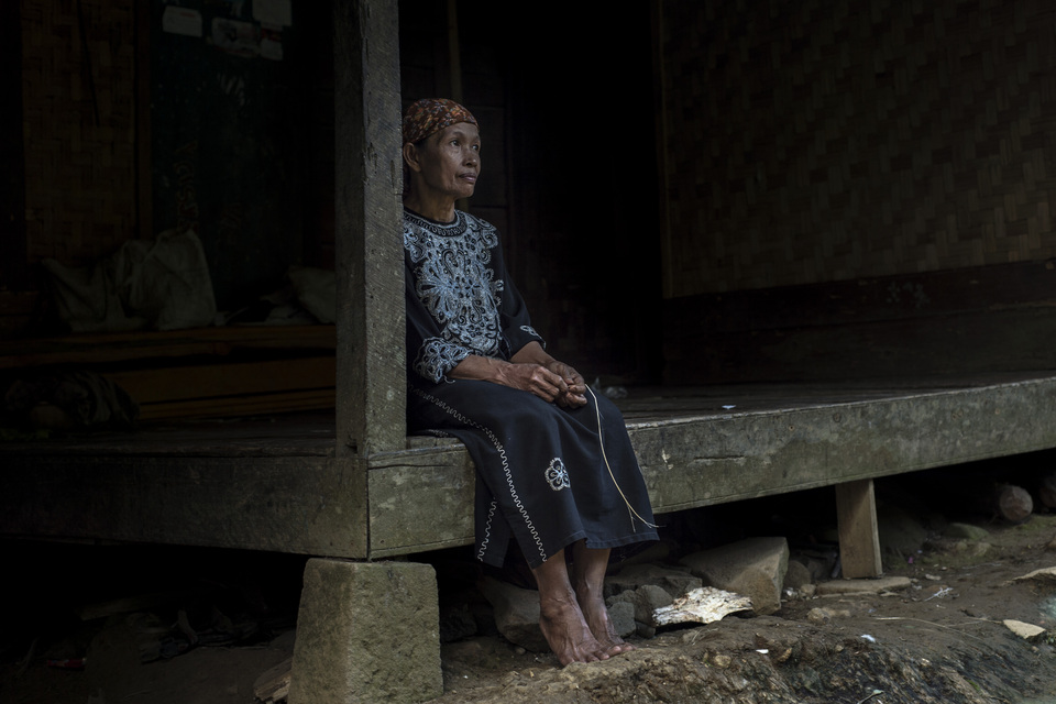 A Sukamulya septuagenarian sits in front of her house. (JG Photo/Yudha Baskoro)