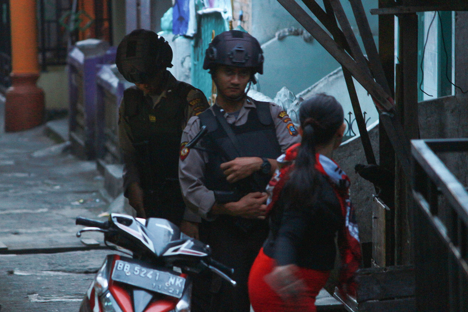 Police bomb squad Gegana searches for more explosives in a house in Sibolga, North Sumatra, on Wednesday (13/03). (Antara Photo/ Damai Mendrofa)
