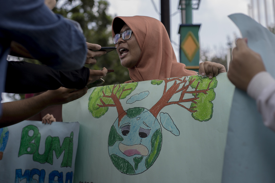 Indonesian students take to the streets of Jakarta to protest climate change on Friday (15/03). (JG Photo/Yudha Baskoro)