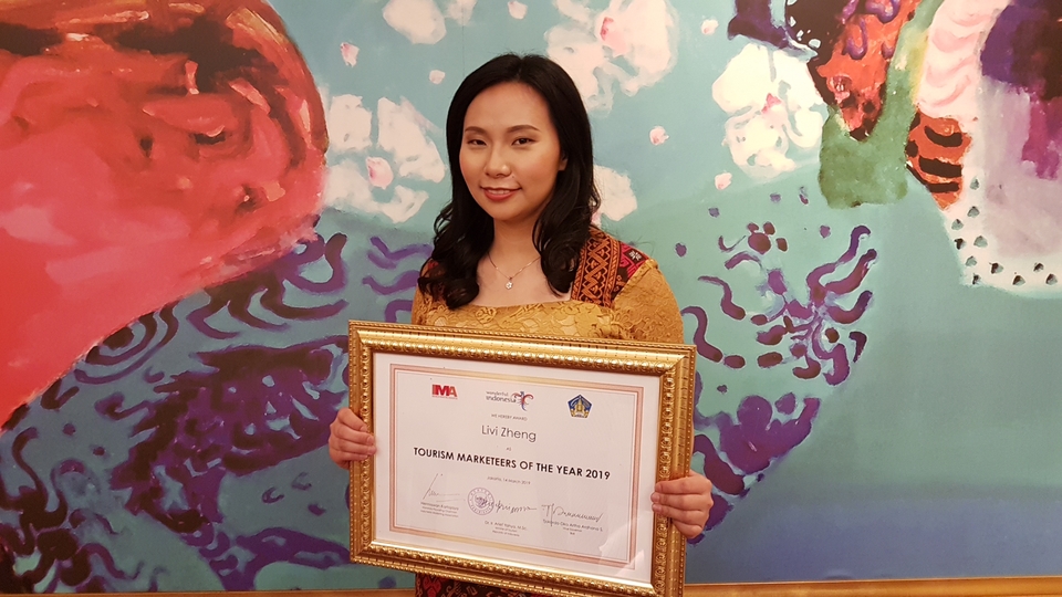 Livi Zheng with her 'Tourism Markeeters of the Year 2019' award Raffles Hotel in Jakarta on Thursday (14/03). (JG Photo/Nur Yasmin)
