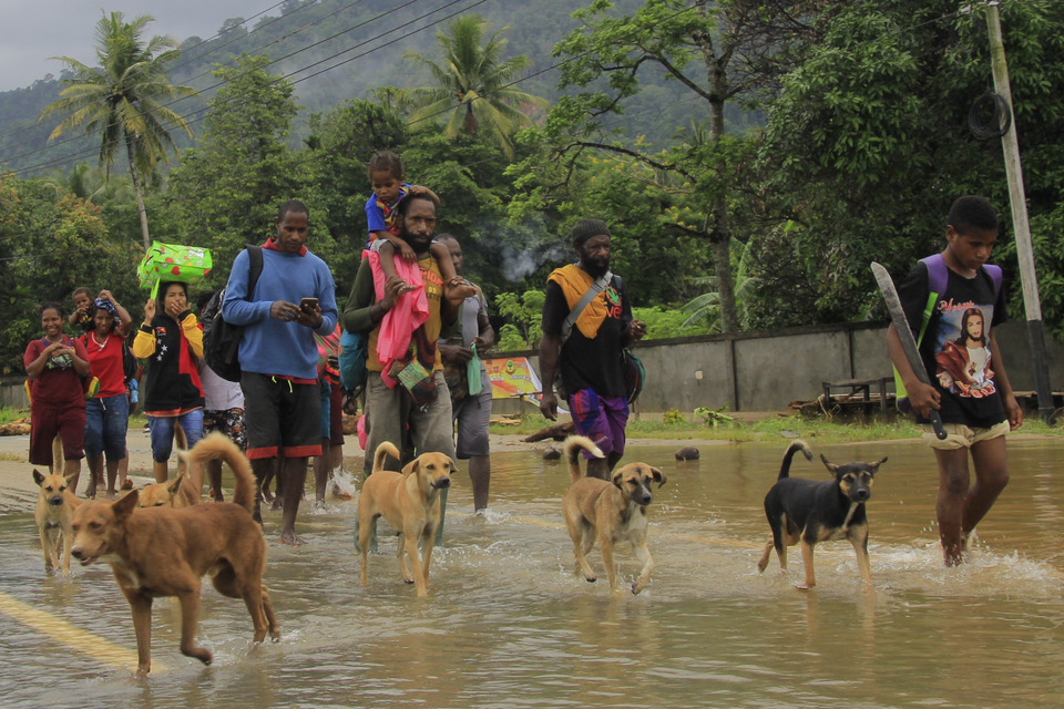 Thousands of Sentani residents opt to stay at shelters around town on Tuesday, fearing the return of a deadly flash flood that has killed at least 100 people. (Antara Photo/Gusti Tanati)