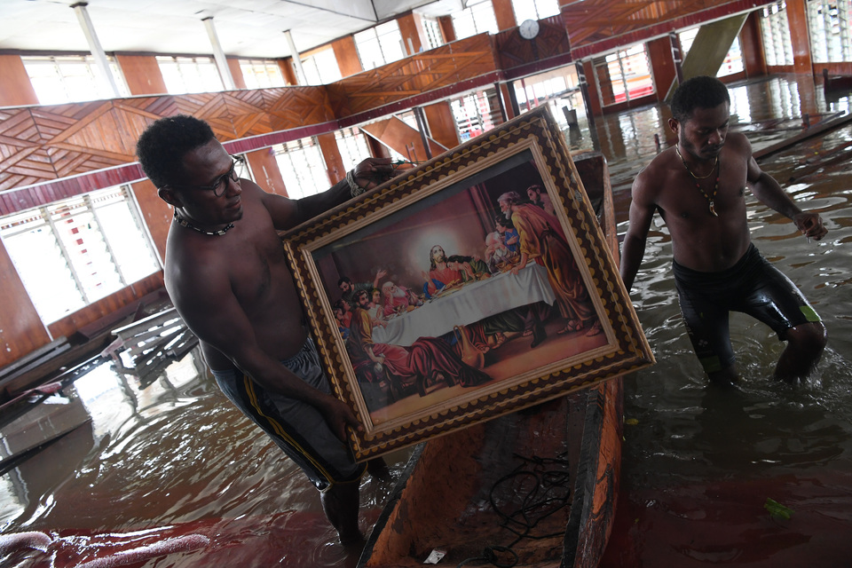 A painting of Christ's last supper rescued from a flooded church in Yoboi Village in Sentani, Papua, on Friday (22/03). (Antara Photo/Zabur Karuru)