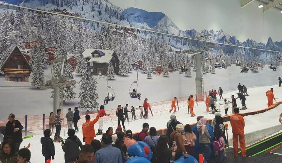 Grocery retailer Trans Retail Indonesia has officially opened Trans Snow World, the first indoor snow theme park in Indonesia. (B1 Photo/Primus Dorimulu)
