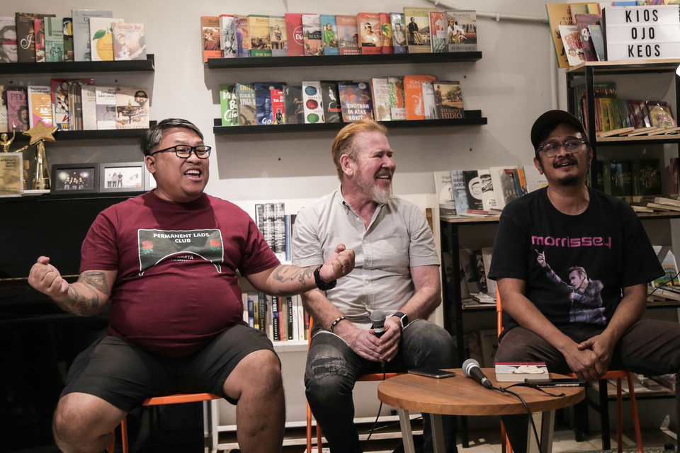 From left to right, Aca from legendary hardcore punk band Straight Answer, Steve Lillywhite and Ade Paloh, singer of psychedelic folk band Sore. (Photo courtesy of Muhammad Asranur)  