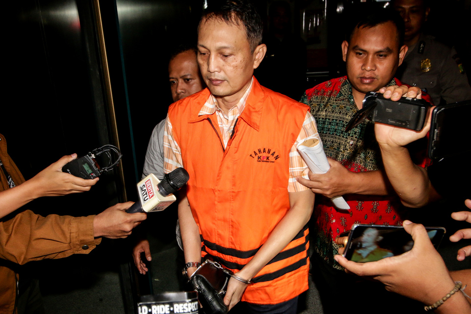 Wisnu Kuncoro, director of production and technology at Krakatau Steel, wears an orange vest on Saturday signifying his status as a suspect, following his arrest by the Corruption Eradication Commission (KPK) the previous day. (Antara Photo/Rivan Awal Lingga)