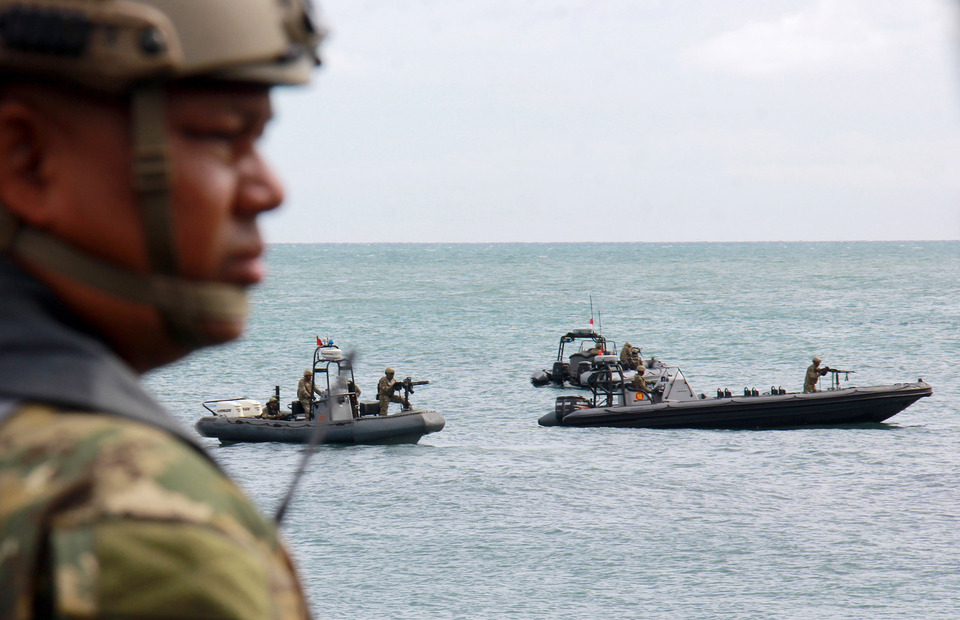Indonesian Navy's Underwater Demolition Unit (Kopaska) trained to release hostages in Cilegon, Banten, on Thursday (28/03).(Antara Photo/Dziki Oktomauliyadi)