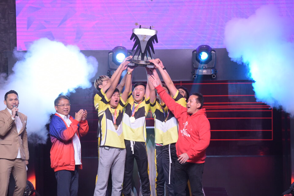 Members of ONIC Esports raise the trophy after winning the 2019 Esports President's Cup at the Gelora Bung Karno Sports Complex in Jakarta on Sunday. (Photo courtesy of First Media)