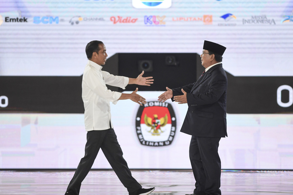 Joko 'Jokowi' Widodo and his challenger, Prabowo Subianto, prepare to shake hands before the fourth presidential debate at Shangri La Hotel in Central Jakarta on Saturday evening. (Antara Photo/Hafidz Mubarak A)