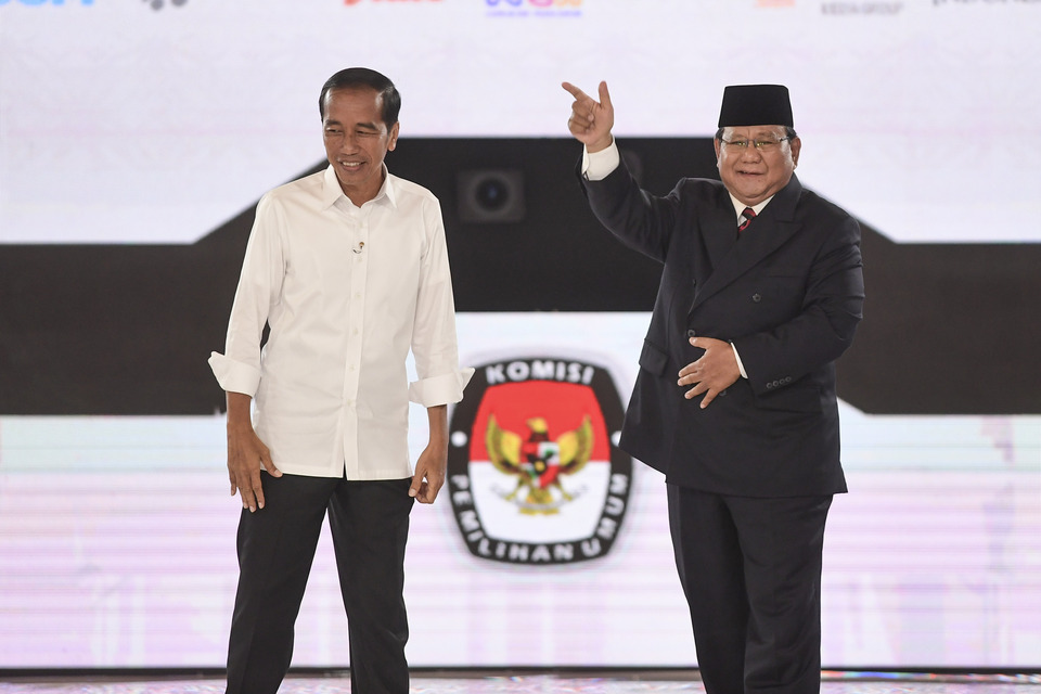 Presidential nominees Joko 'Jokowi' Widodo and Prabowo Subianto posed for photographs after the fourth presidential debate on Saturday (30/03). (Antara Photo/Hafidz Mubarak)