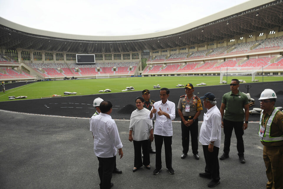 President Joko 'Jokowi' Widodo, accompanied by first lady Iriana, visiting Papua Bangkit Stadium in East Sentani, Jayapura district, on Monday. (Antara Photo/Akbar Nugroho Gumay)