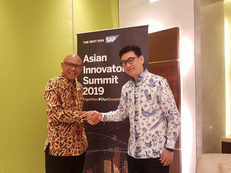 Jakarta MRT president director William Sabandar, left, and SAP Indonesia managing director Andreas Diantoro pose for photographs at Asian Innovators Summit 2019 in Jakarta on Tuesday. (JG Photo/Nur Yasmin)