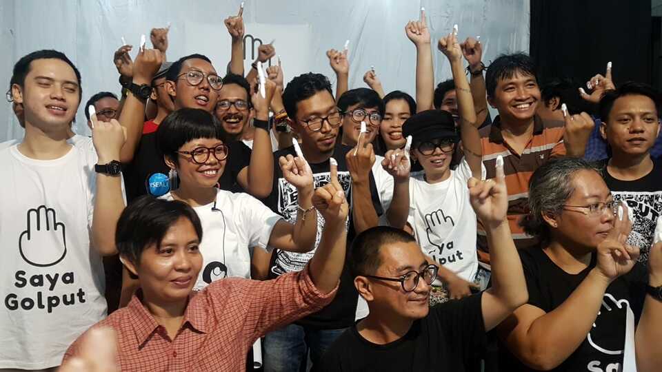 Activists show their fingers dipped in white ink, signifying their refusal to vote in this year's election, at the offices of the Indonesian Legal Aid Foundation (YLBHI) in Jakarta on Saturday. (JG Photo/Nur Yasmin)