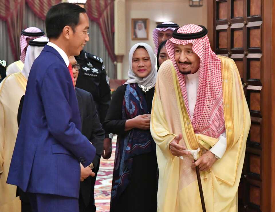 President Joko 'Jokowi' Widodo meeting with King Salman bin Abdulaziz Al Saud at his palace in Riyadh on Sunday. (Photo courtesy of the State Palace)