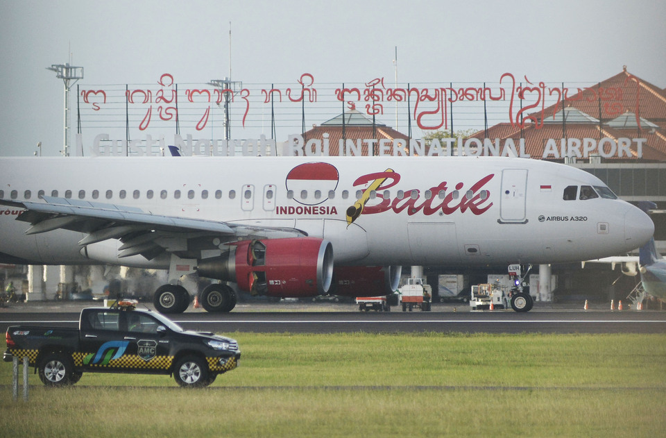 Domestic airlines are given two weeks to adjust their airfares. (Antara Photo/Fikri Yusuf)