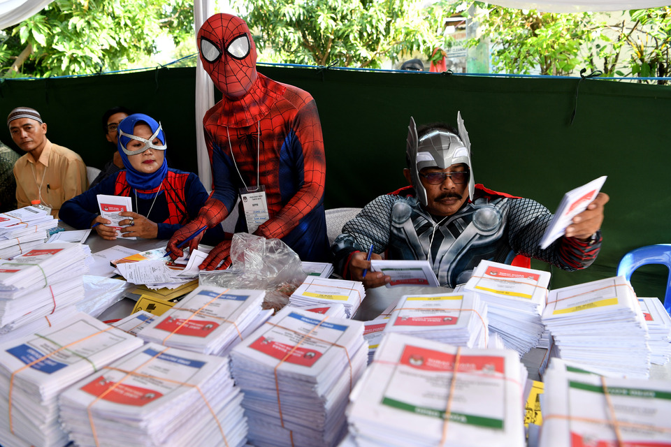 Polling station officials don superhero costumes in Surabaya, East Java, on Wednesday (17/04). (Antara Foto/Zabur Karuru)