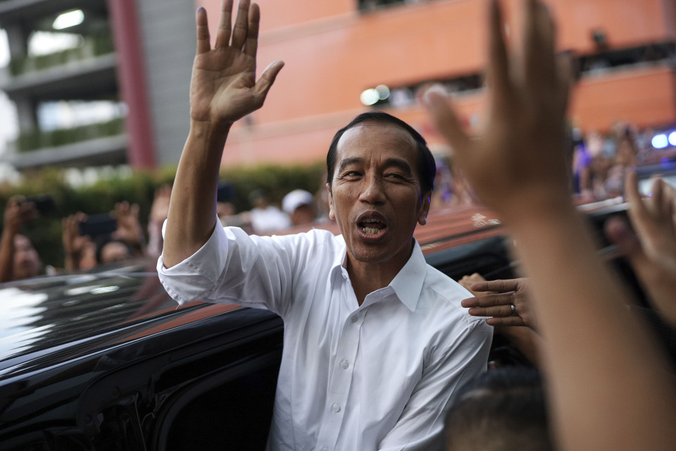Joko 'Jokowi' Widodo waves to the crowd as he enters his car in front of Djakarta Theater in Central Jakarta on Wednesday (17/04). (JG Photo/Yudha Baskoro)