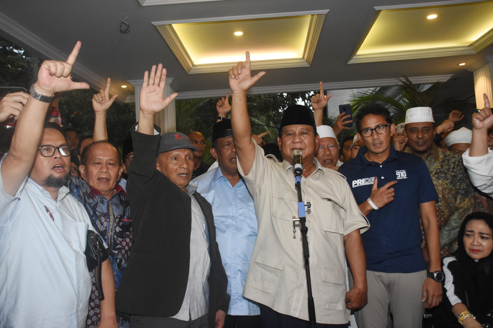 Prabowo Subianto, center, accompanied by running mate Sandiaga Uno and top officials from his coalition partners, seen during a press conference at his family's home in South Jakarta on Thursday afternoon. (Antara Photo/Indrianto Eko Suwarso)