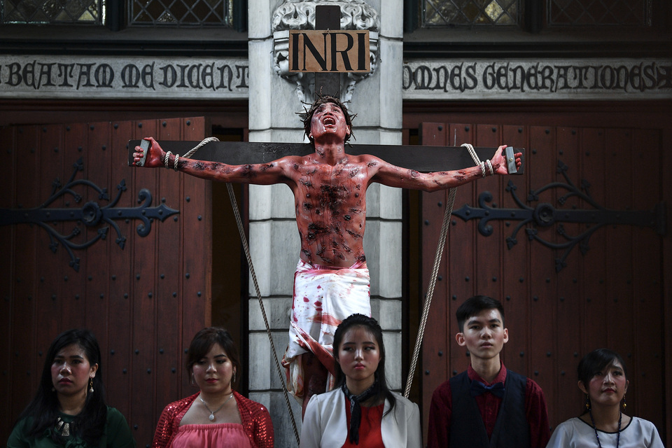 Reenacting Christ's crucifixion at the Jakarta Cathedral on Good Friday (19/04). (Antara Photo/Sigid Kurniawan)