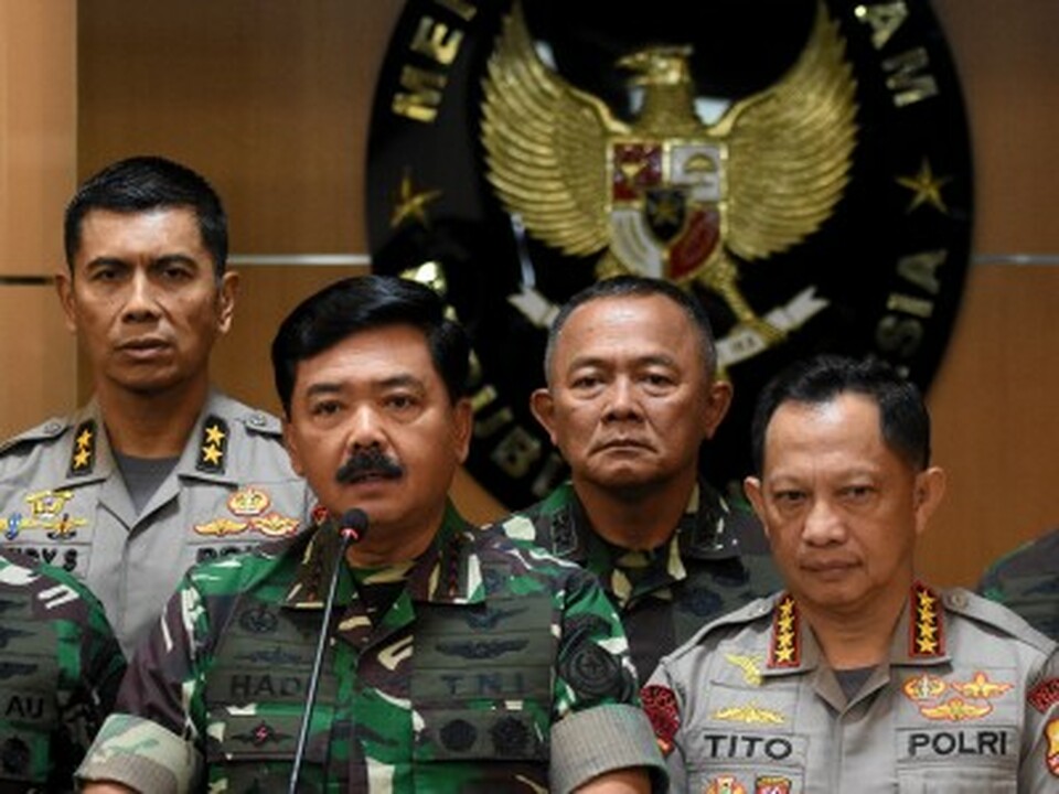Indonesian Military chief Gen. Hadi Tjahjanto, left, and National Police chief Gen. Tito Karnavian, right, at a security meeting in Jakarta on Thursday (18/04). (Antara Photo/M. Risyal Hidayat)