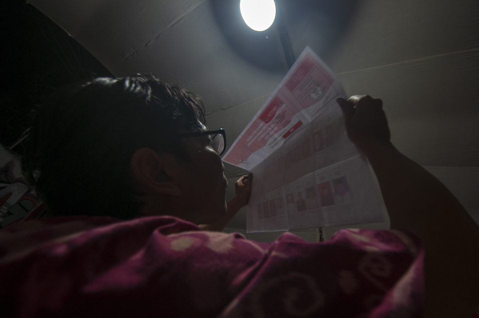 Most election officials had to work through the night to complete the vote counting. (Antara Photo/Basri Marzuki)