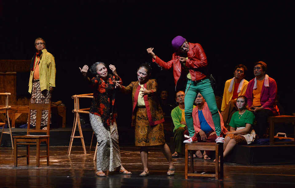 Gandrik theater company in an earlier performance in Yogyakarta. (Beritasatu.com Photo/Danung Arifin) 