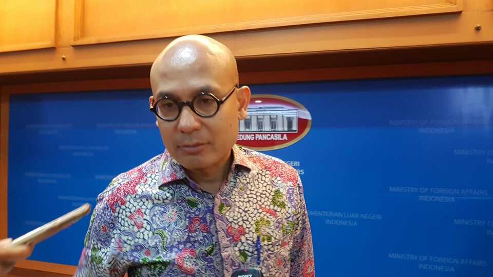 Indonesian Foreign Ministry spokesman Arrmanatha Nasir speaks with media representatives in Jakarta on Thursday. (JG Photo/Nur Yasmin)