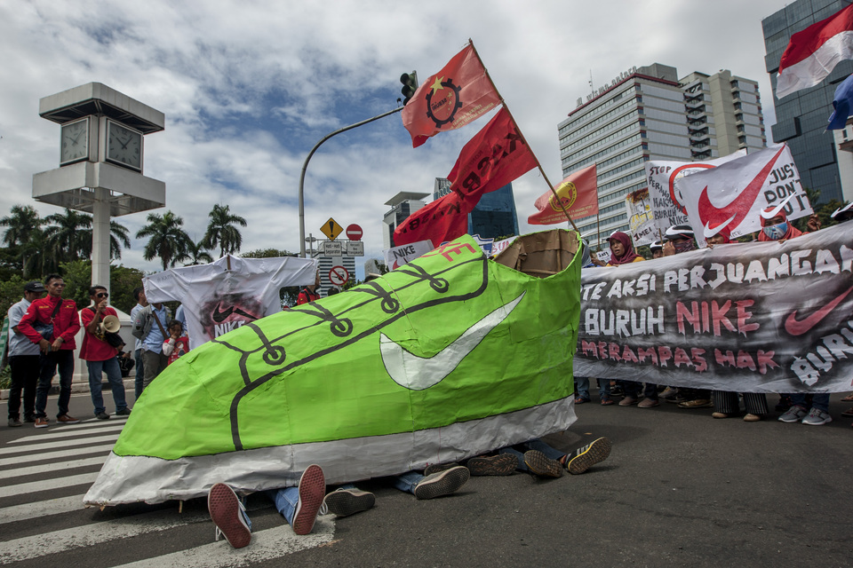 Indonesian factory workers march in a Nike shoe float during a May Day protest in Central Jakarta last year. (Antara Photo)