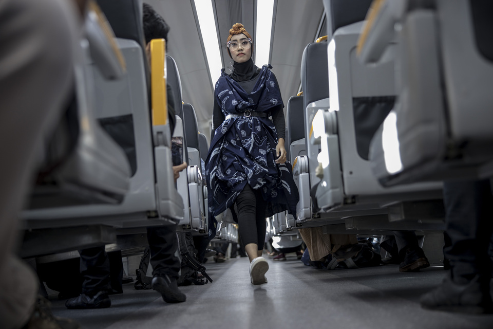A model walks along the aisle of Jakarta's airport train during 'Fashion Show on Train,' presented by the National Alms Agency (Baznas) at Batu Ceper Station on Thursday. (JG Photo/Yudha Baskoro)