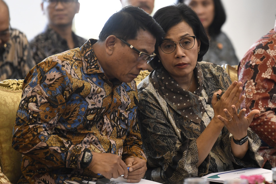 Presidential chief of staff Moeldoko chats with Finance Minister Sri Mulyani Indrawati during a cabinet meeting last month. (Antara Photo/Puspa Perwitasari)