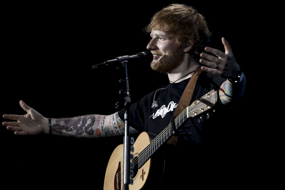 Ed Sheeran apologizes to his fans in Indonesia during his 2019 Divide World Tour in GBK Stadium in Jakarta on Friday (13/05) He canceled the concert due to cycling accident (JG Photo/Yudha Baskoro)
