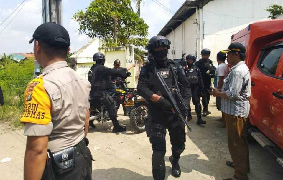 The National Police's elite anti-terrorism unit, Detachment 88, reportedly killed two suspected terrorists in a shootout and arrested another three in Bekasi, West Java, on Saturday morning. (SP Photo/Mikael Niman)
