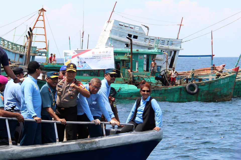 Maritime Affairs and Fisheries Minister Susi Pudjiastuti, far right. (Antara Photo/Jessica Helena Wuysang)