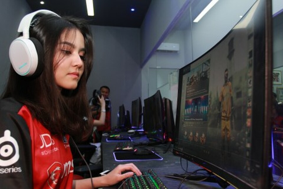 A gamer competes in a digital game at NXL Esports Center at The Breeze BSD City in Tangerang, Banten, in this file photo. (Antara Photo/Muhammad Iqbal)