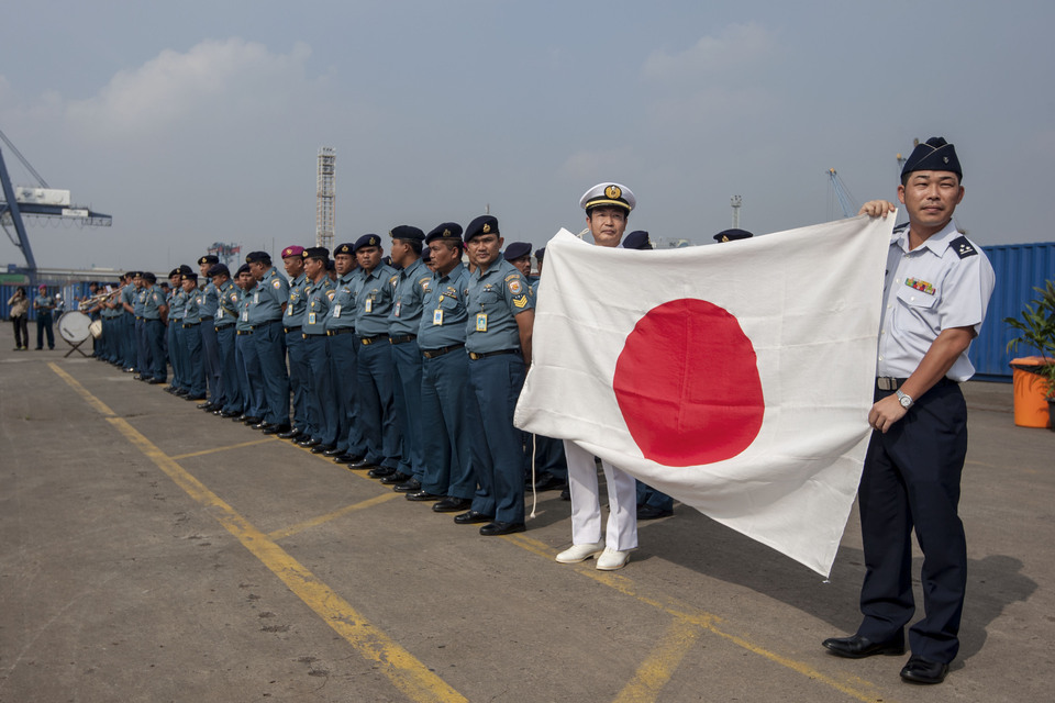 Indonesian Navy officers roll out a welcome for Japanese destroyer JS Samidare at the Tanjung Priok Port in North Jakarta on Wednesday. (JG Photo/Yudha Baskoro)