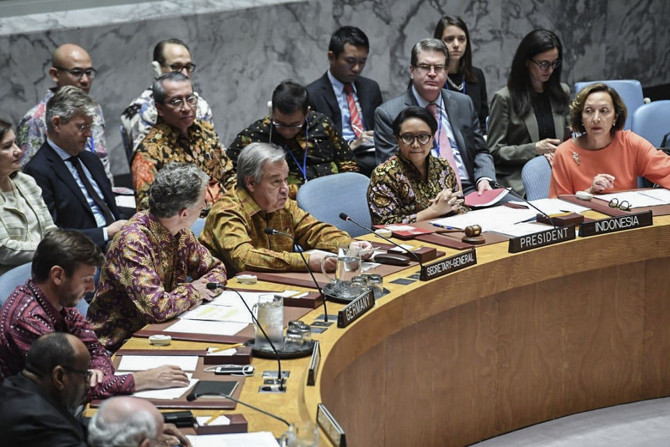 Batik-clad Indonesian Foreign Minister Retno Marsudi, second from right, chaired a UN Security Council session in New York on Tuesday. (Photo courtesy of Foreign Affairs Ministry)