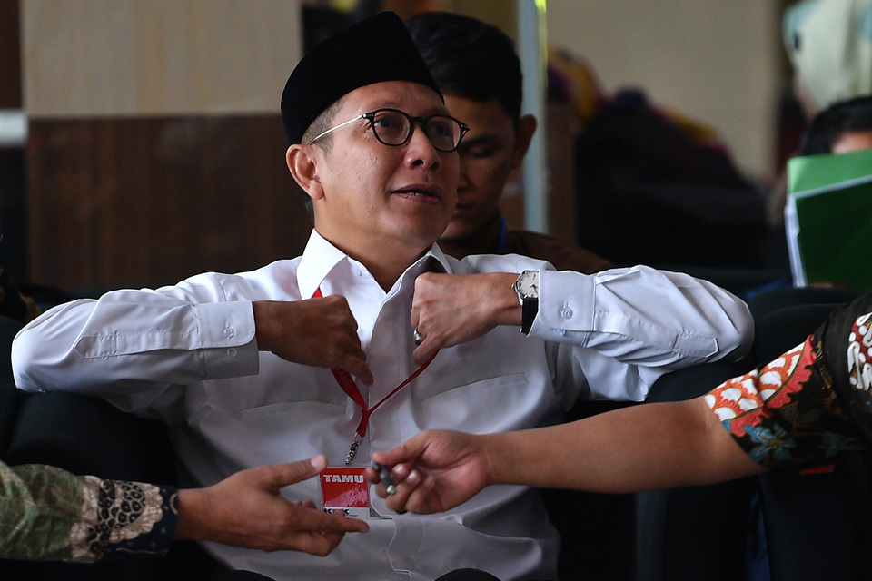 Religious Affairs Minister Lukman Hakim Saifuddin waiting to be called for questioning at the headquarters of the Corruption Eradication Commission (KPK) in South Jakarta on Wednesday. (Antara Photo/Sigid Kurniawan)