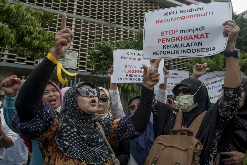Supporters of Prabowo Subianto protested in front of the Elections Supervisory Agency (Bawaslu) office on Jalan M.H. Thamrin in Central Jakarta on Thursday. (JG Photo/Yudha Baskoro)