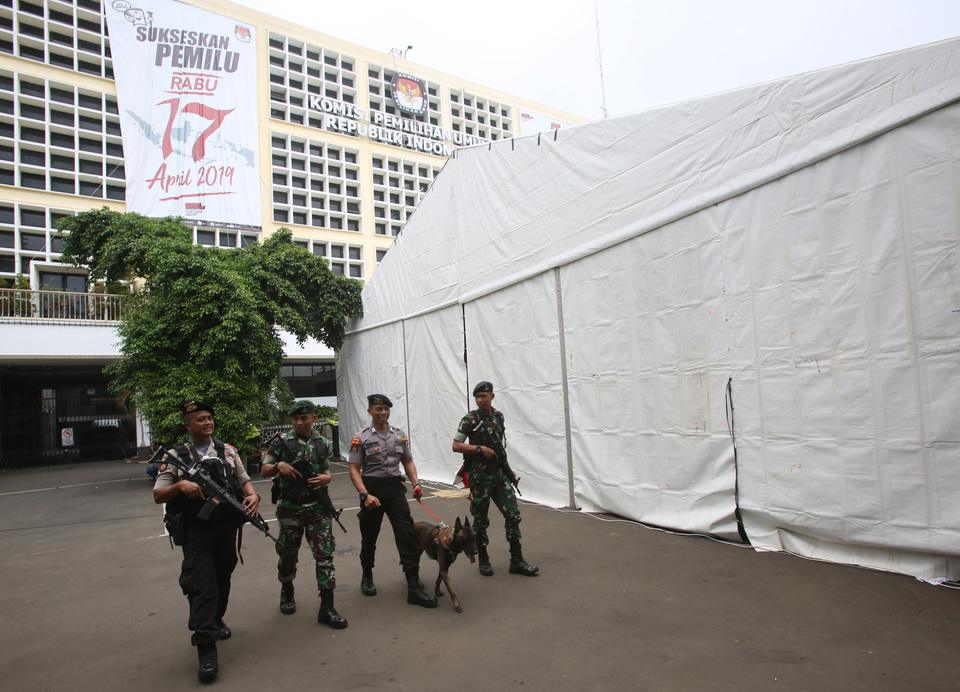 Members of the police and military securing the headquarters of the General Elections Commission (KPU) in this file photo. (Antara Photo/Reno Esnir)