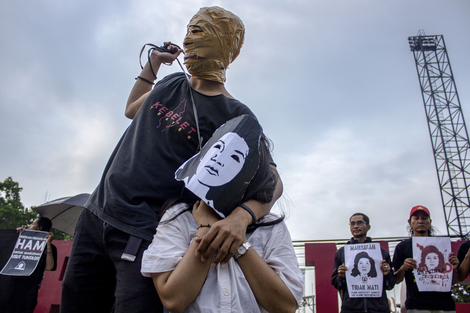 Human rights activist performs as a killer during theatrical action in the 585th kamisan to commemorate the death of Marsinah at Kawarang, West Java on Thursday, May, 9, 2019. (Antara Photo/M Ibnu Chazar)