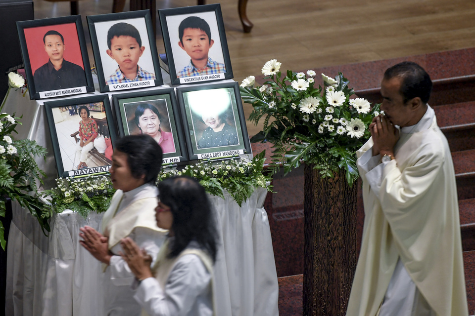 Surabaya's Immaculate Saint Mary Catholic Church held a memorial service on Monday to remember the victims of a suicide bomb attack at the grounds of the church last year. (Antara Photo/Zabur Karuru)